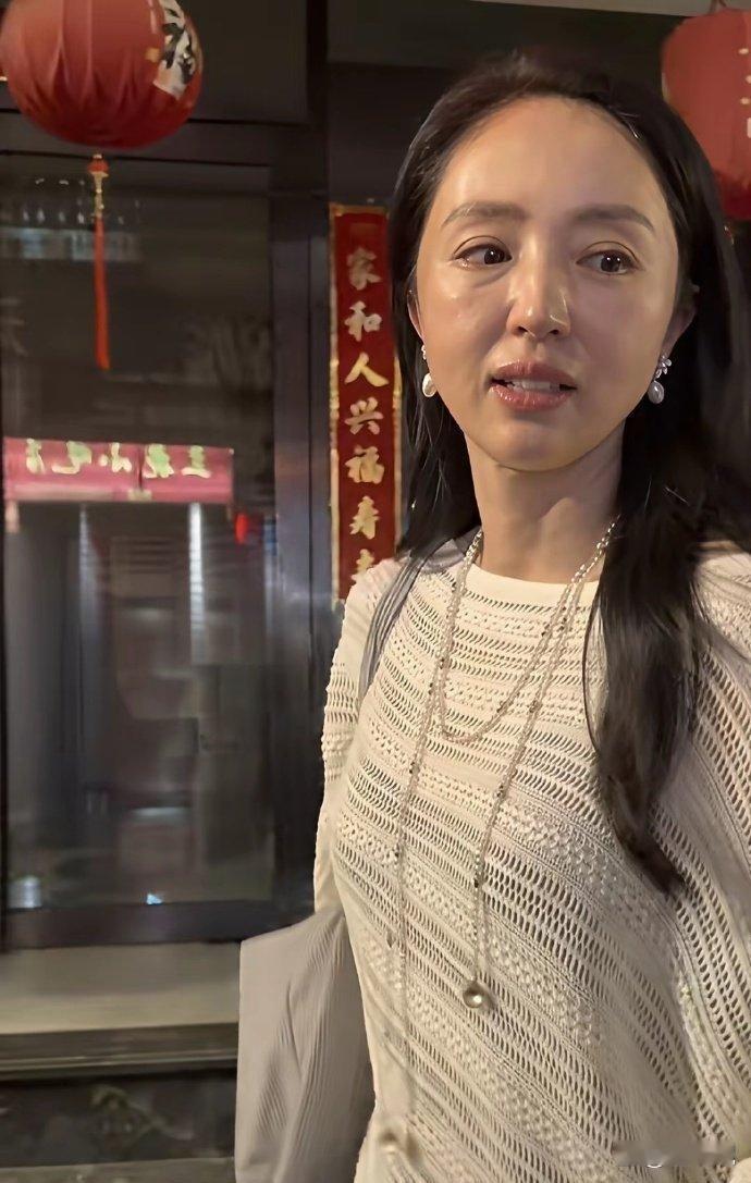 董璇在厦门斗西路逛街，基本素颜，原相机直拍看着有点显年纪，应该没做过医美