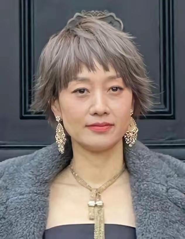 现在最意难平的人估计就是文章了吧已经快五十岁的马伊琍，最近亮相活动，无美颜无