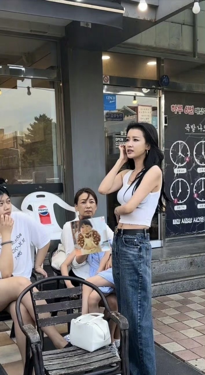 孙怡带着家里人去韩国玩啦！她那身材也太好了吧，往人群里一站特别抢眼！