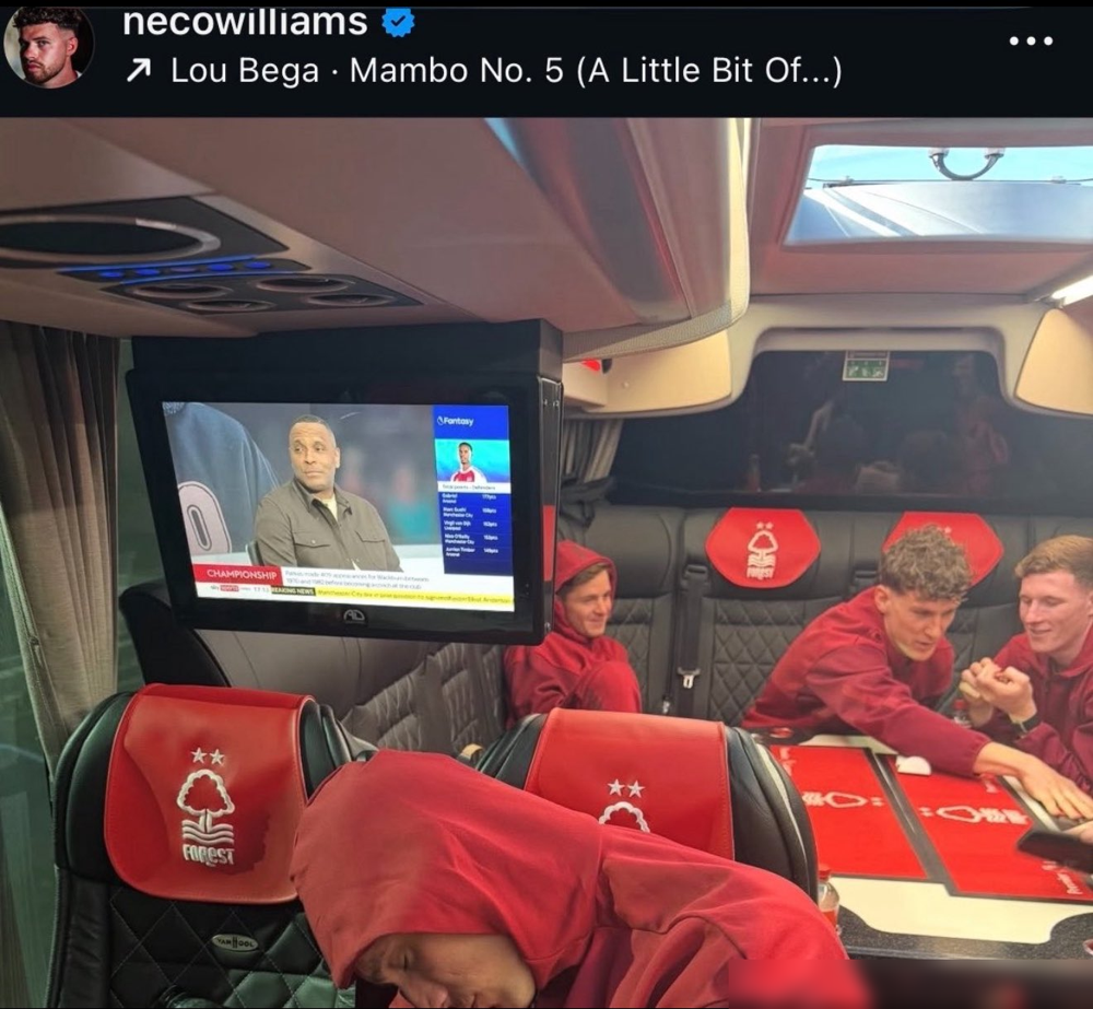 诺丁汉森林大巴上炸锅了！电视里正放着队友转会曼城，球员直接拿手机怼脸拍...