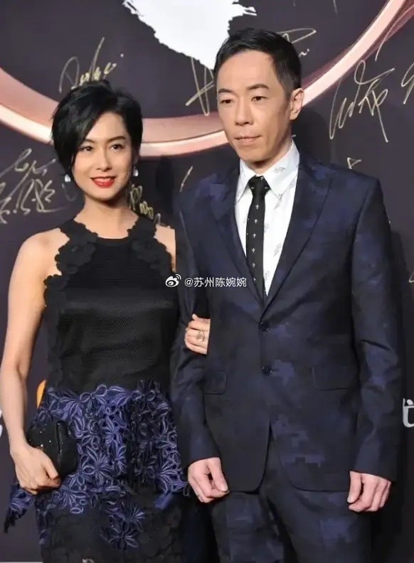 2013年，黄贯中的父亲对朱茵拳打脚踢，黄贯中得知后大发雷霆，对着媒体喊话: