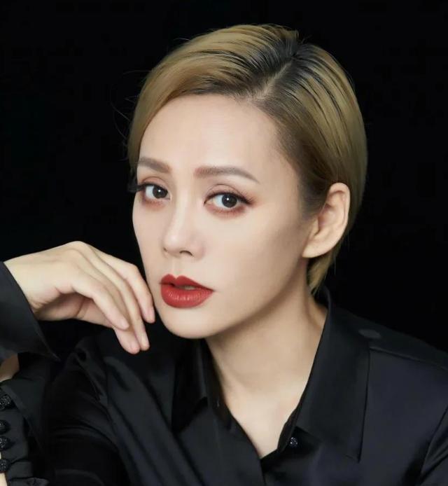 当年，18岁的宁静接了一部戏，导演要求去房间试戏。没一会儿，导演色眯眯地说：“你
