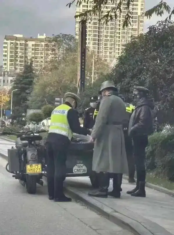 穿俄军制服啊，怎么就被交警拦住了？