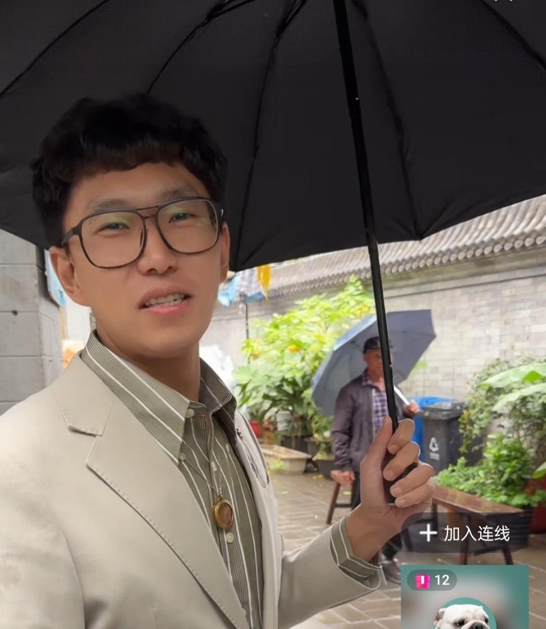 听云轩如此被动的撤出广茗阁，就是自找的，昨天还信誓旦旦的说，照常演出，今天就被房
