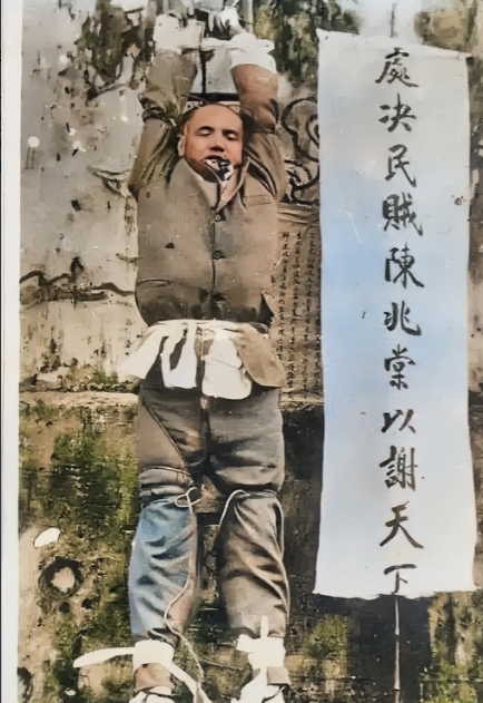 1911年，潮汕知府陈兆棠，走上绞刑台，从镜头中我们可以看到，他被五花大绑地悬挂