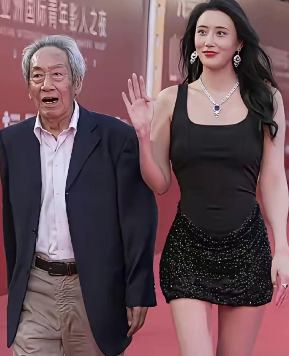什么是真正的爱情？是轰轰烈烈的誓言，还是平淡岁月里的相守与担当？对于80岁老