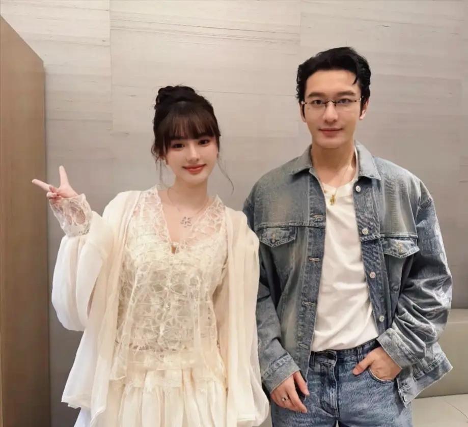 这女子多少还是有点杨颖的影子。看来黄晓明就喜欢这款。