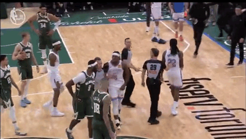 根本不是一个级别！波蒂斯撞歪华莱士，华莱士回击，结果前者纹丝不动。此动作带来处