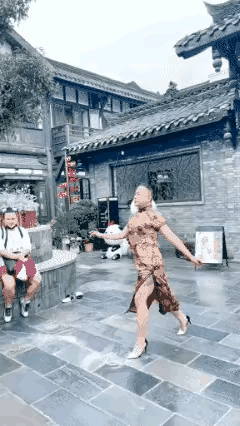 大哥，你这两步走的真是妖娆勾人啊，看看一下子吸引住了所有路人的目光！太拉风了！