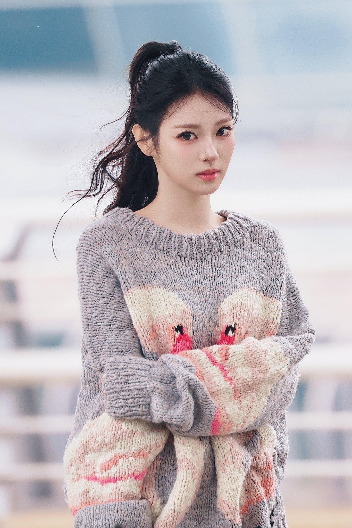 果然这种宽松毛衣美丽的精髓就是要这种瘦成一条的美女穿才能穿出味道…..💕