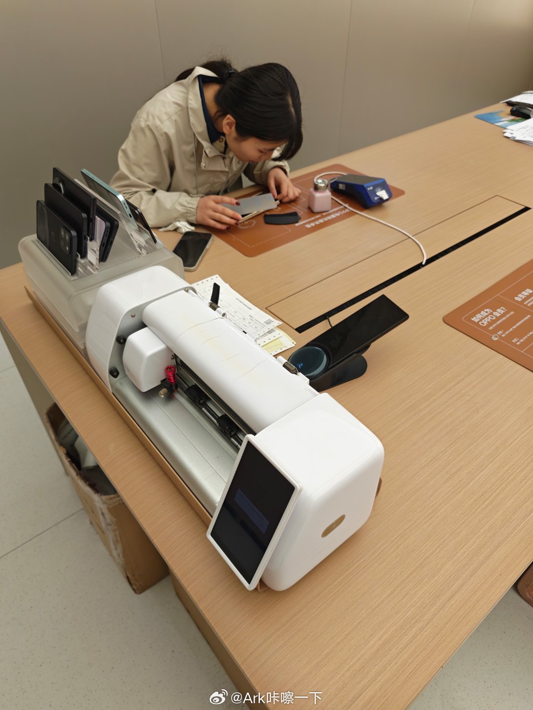 来OPPO体验店给我的荣耀MagicV6贴个外屏的膜，只要你是OPPO会员，就