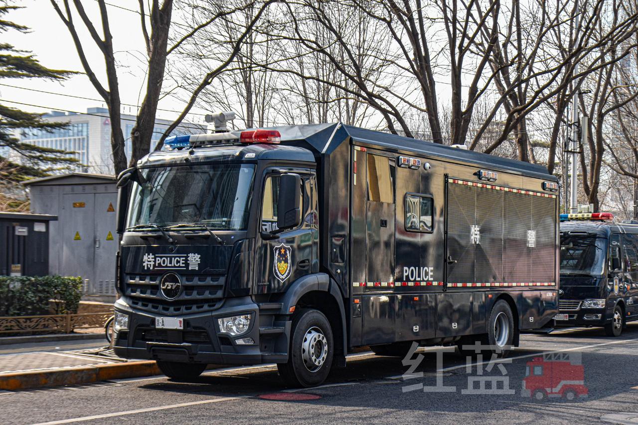 北京特警的红都牌布障车