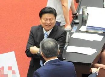 表决结果52比51，吴思瑶直指韩国瑜，傅崐萁为韩国瑜发声显格局！由于绿营屡屡试