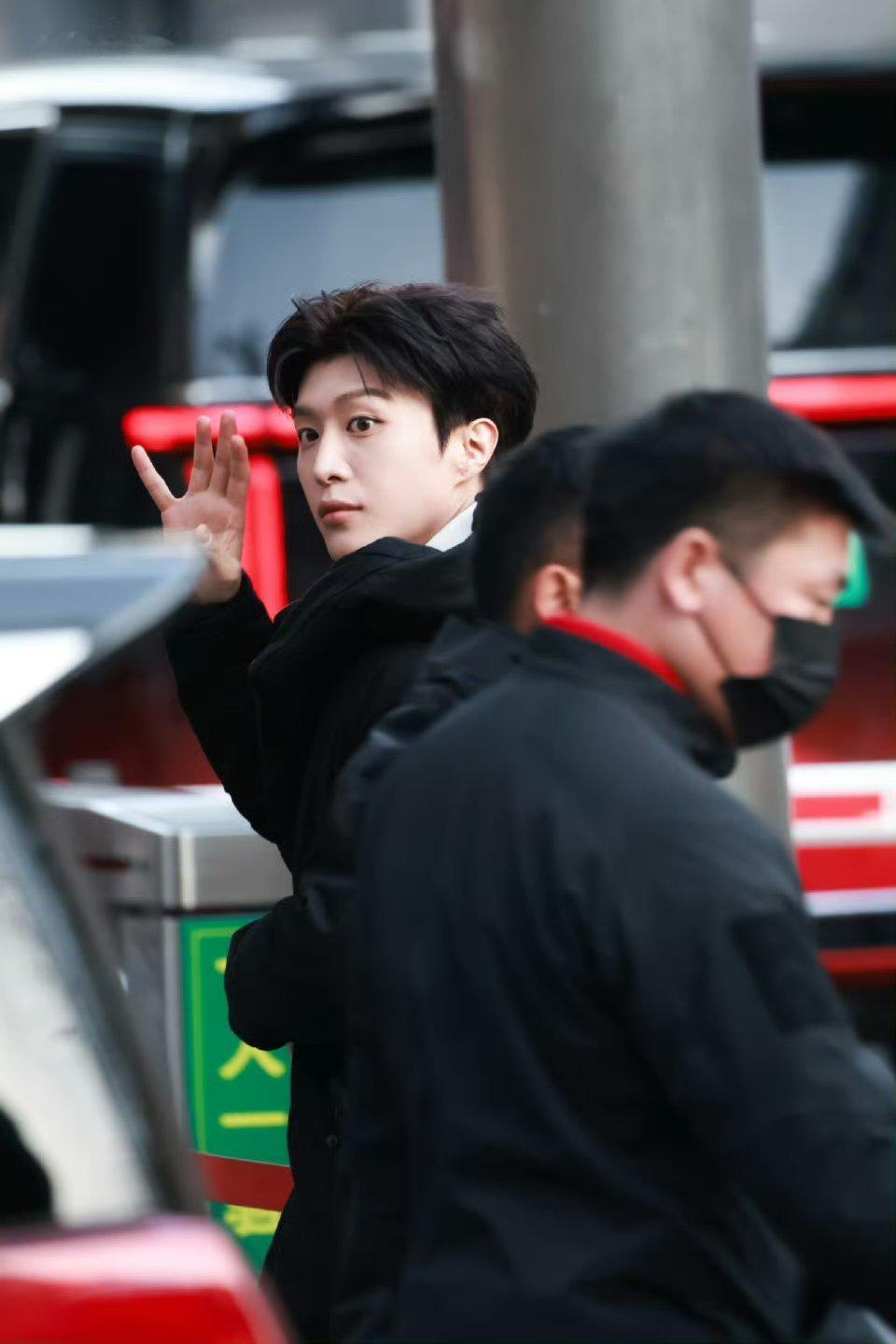 范丞丞现身春晚第四次联排，这个侧颜我不行了