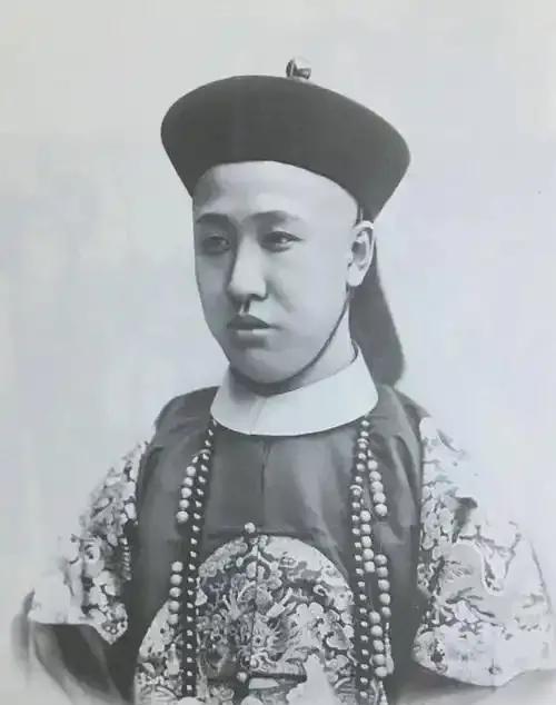 1938年，56岁的载沣在北平，平凡得像个富贵大爷，哪里看得出是当年那个权倾朝野