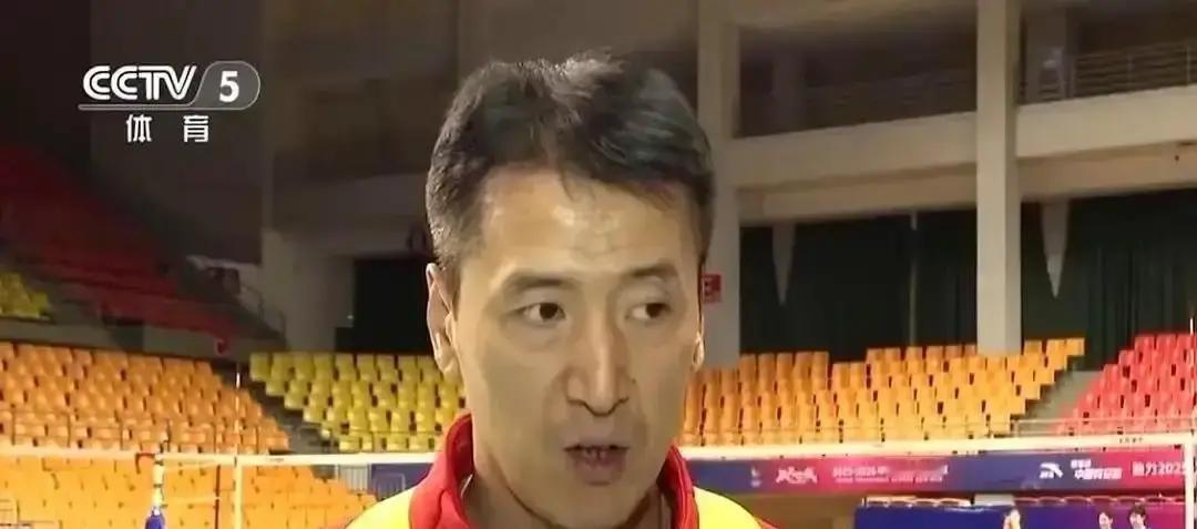 她们用一记重扣，砸碎了排坛论资排辈的旧规则。卫冕冠军上海队还没反应过来，就