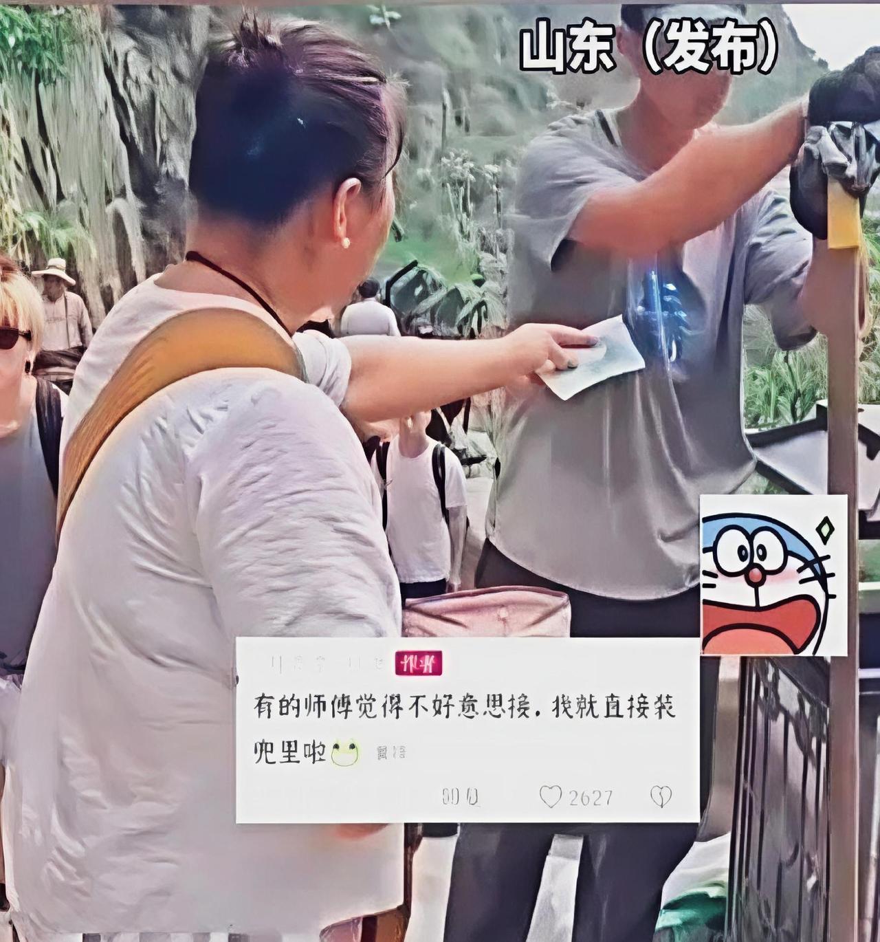 这样的行善方式比放功德箱里强太多了！这位大姐上山祈福，专门在山下换了3000块