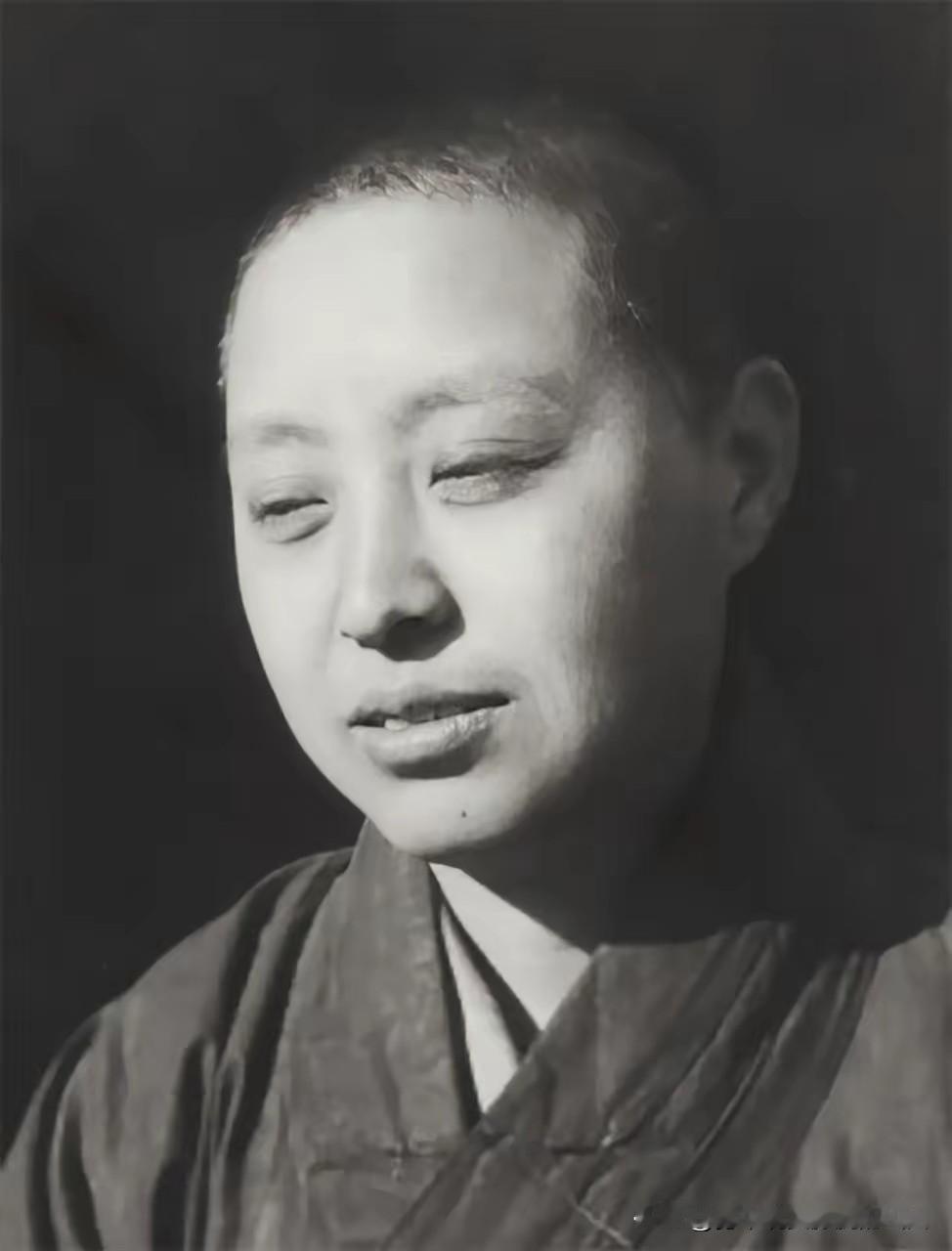 1950年，一次剿匪战斗中，一战士死死地盯住女尼姑，排长不禁气得青筋暴突：“敢违