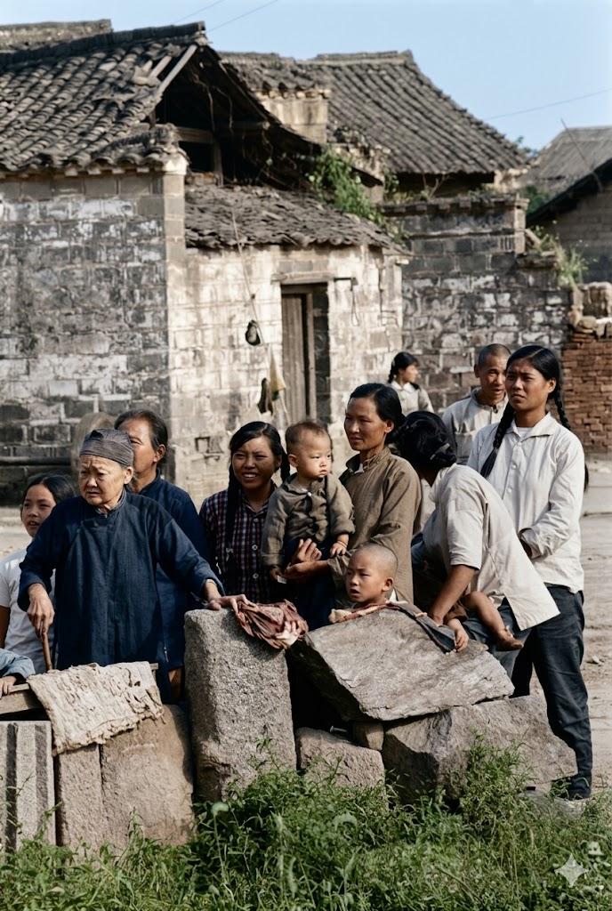 1965年，湖南长沙乡间，一户多代乡里乡亲在老屋前留影他们身后是湘中乡土青砖黑