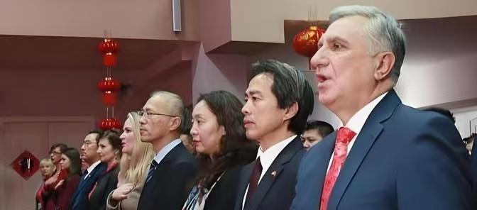 1991年，200名乌克兰专家来中国做出巨大贡献后，在采访中竟然嚎啕大哭。他们在