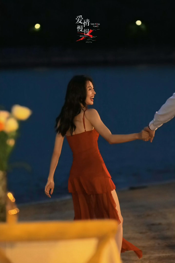 谁能懂钟楚曦穿红裙的含金量！沙滩、海风、那一抹浓烈红裙，完全就是视觉盛宴。港风赛