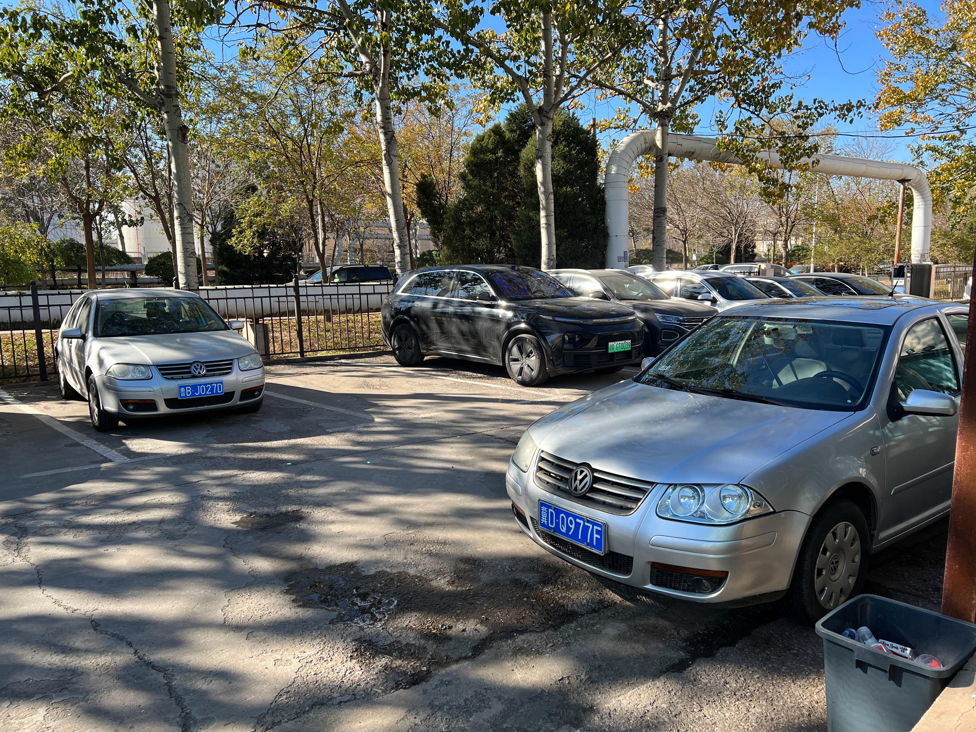 俩老咕噜棒子，一模一样，简直是双胞胎了