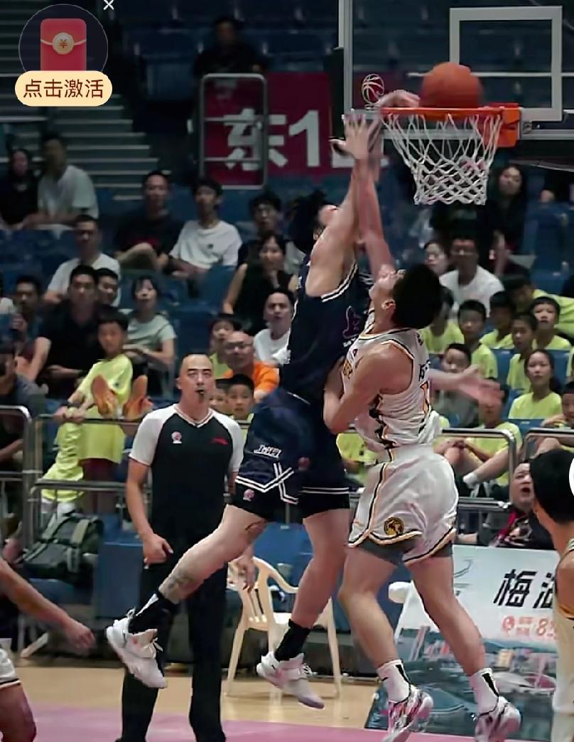 张镇麟扣篮都尺寸不够，上海引援真的很失败，球迷喊“退货”就是瞎折腾汕头球迷喊“