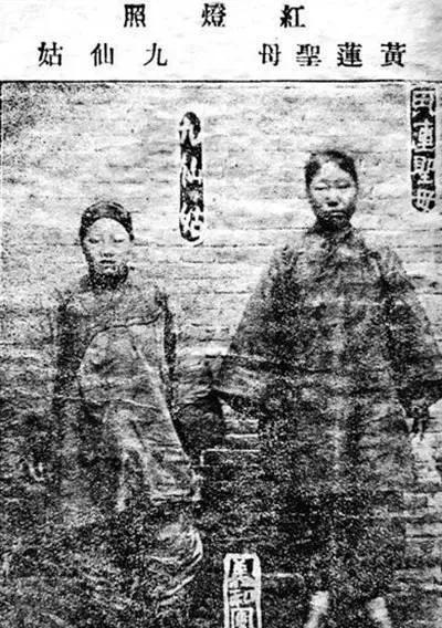 1900年，义和团首领“黄莲圣母”被八国联军俘获后，留下了一张罕见照片，镜头中最