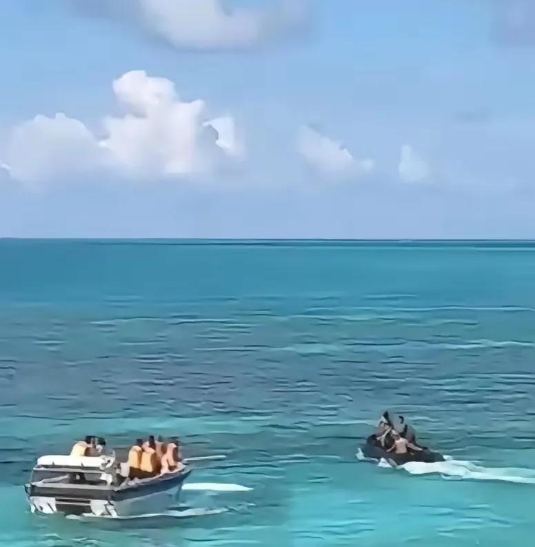 7月20，中国八名海警乘坐一艘小型巡逻艇在仁爱礁附近近，拍摄菲律宾坐滩的马德雷山