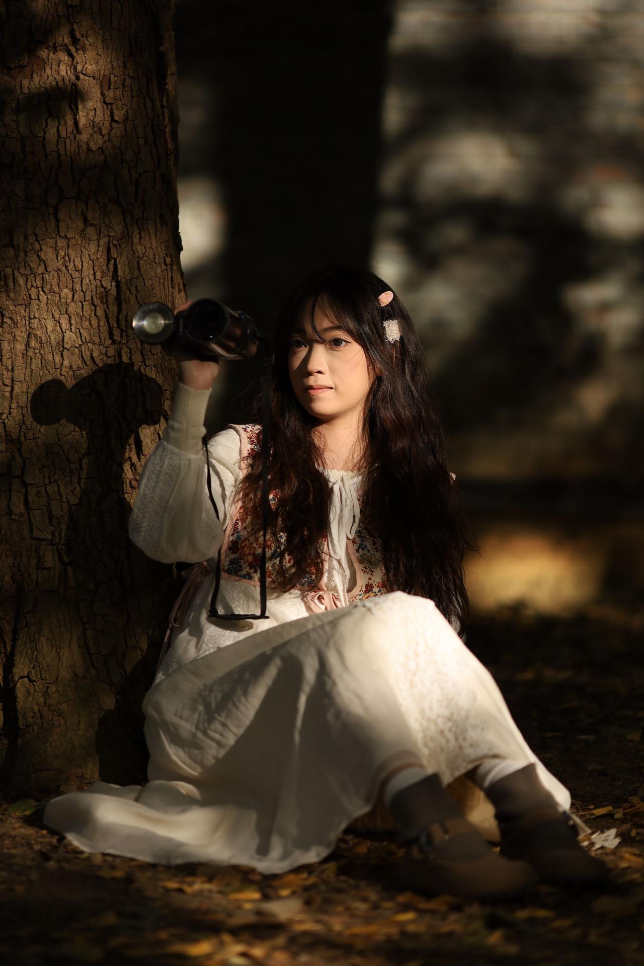 好天气，柳候公园的树角里。随拍几张女生拍照姿势文艺小清新人像写真摄影约拍