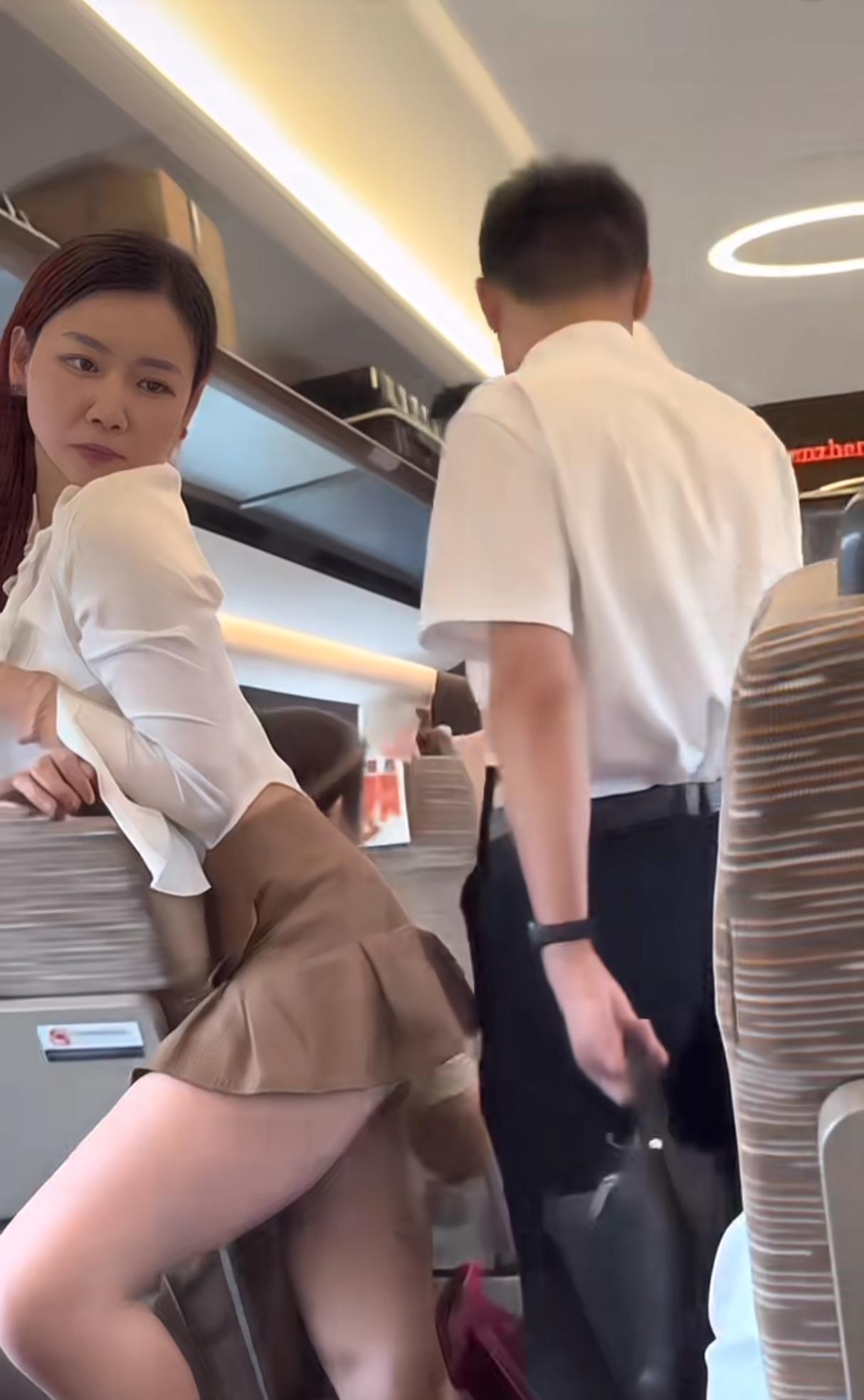 女子在高铁上让道，让出了优雅姿势。