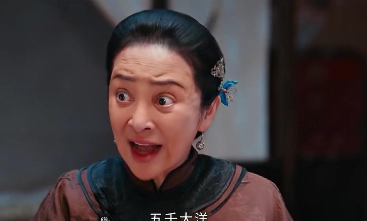 《灼灼韶华》当韶华一下给家里挣了五千大洋时，公公高兴地要给韶华敬酒，婆婆要给她夹