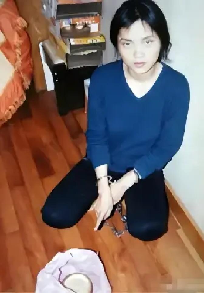 2011年，云南“土皇后”杨菊芬即将执行死刑，她戴着脚镣，穿着囚服，却仍旧能看出她的长相十分甜美，在