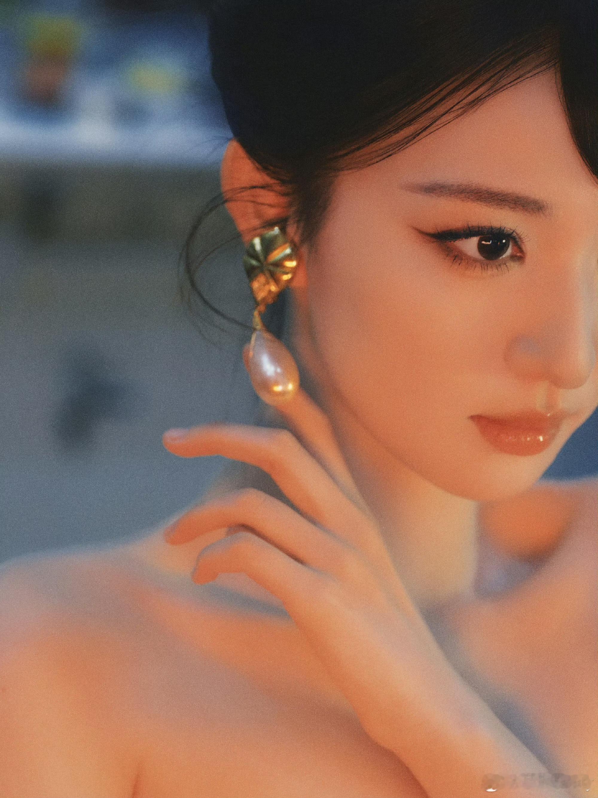 王楚然珍珠美人王楚然爱奇艺尖叫之夜造型，精致盘发勾勒优越天鹅颈，线条利落惊艳，