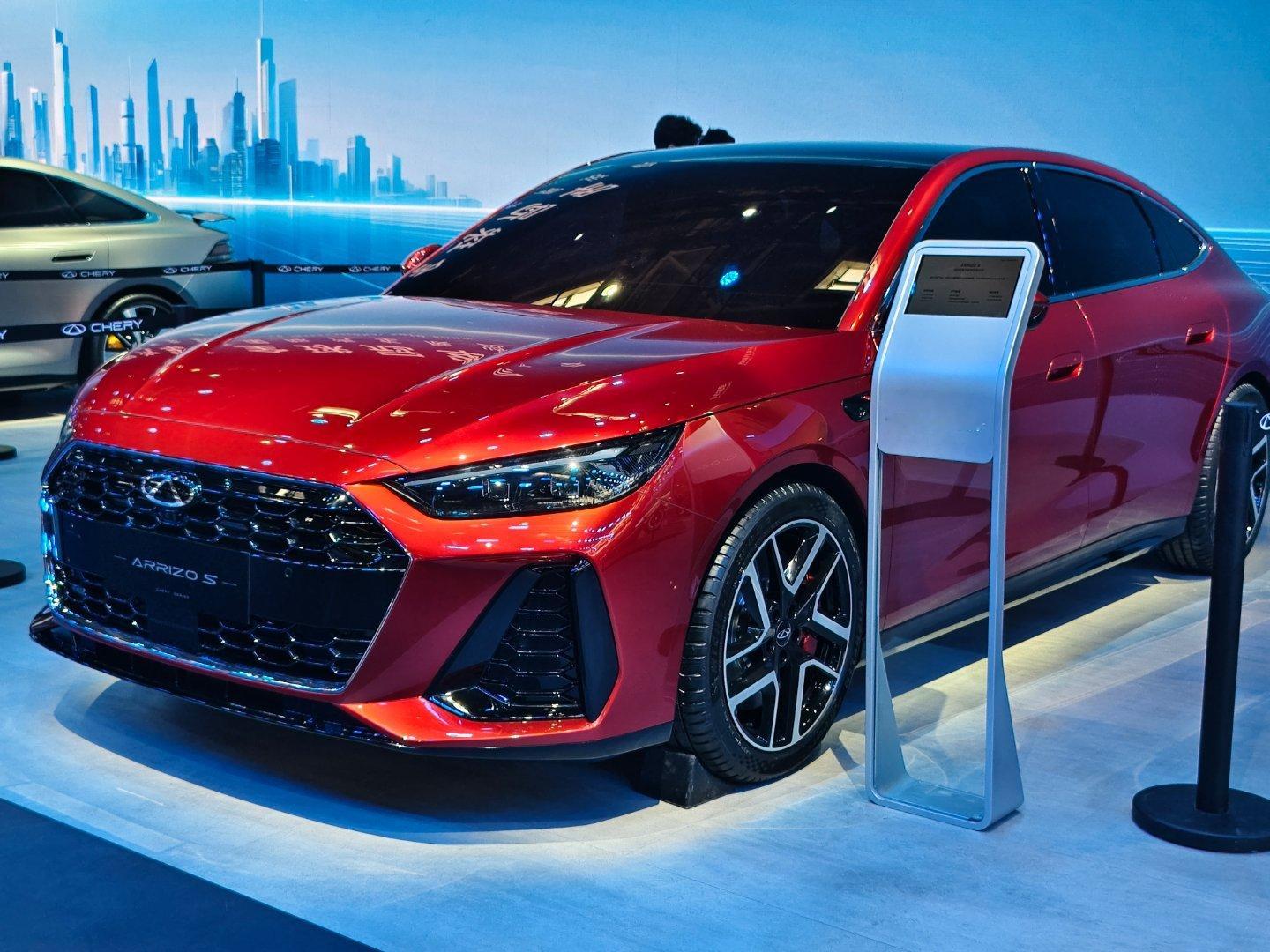 奇瑞Arrizos概念车，有种熟悉的感觉流线型外观，带点溜背。车子的话，有种一