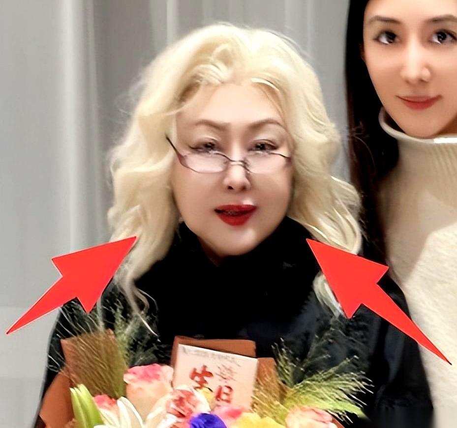 76岁斯琴高娃的生日宴照片，就那么几张，却看得人心里五味杂陈。一头雪白的假发，