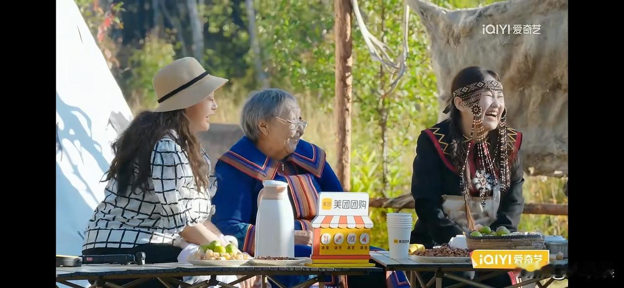 74岁的姥姥对刘晓庆说：“我看过你很多电影。”刘晓庆问她，看过什么？姥姥想都不