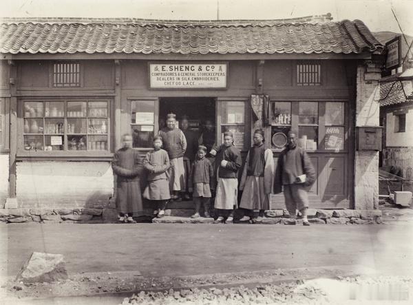 商店门口的合影，威海，1903年​​​