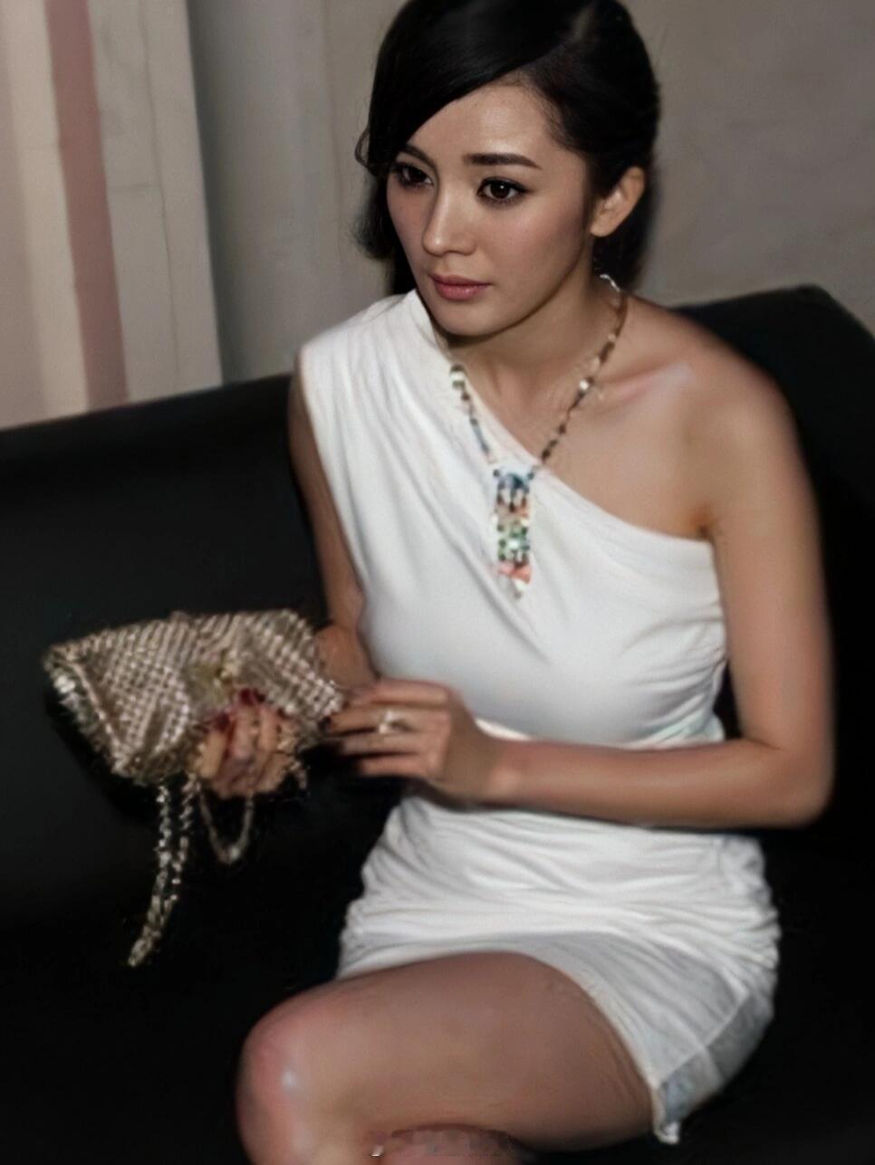 白裙+彩钻+金色=绝配