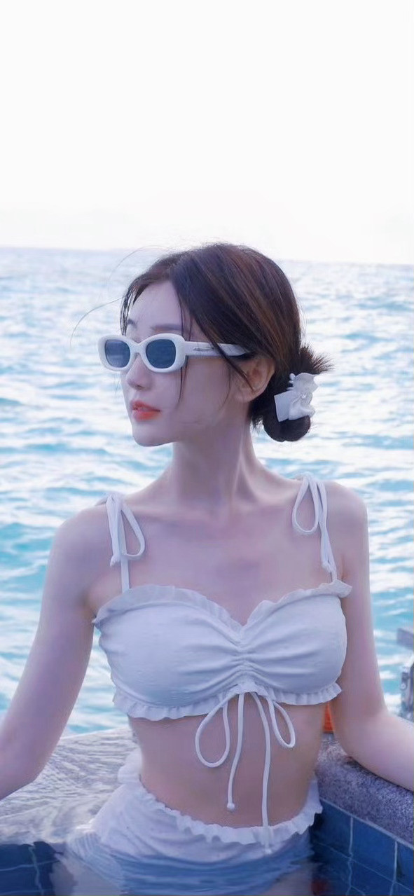 毛晓彤海边跳一笑倾城手势舞毛晓彤海边泳装
