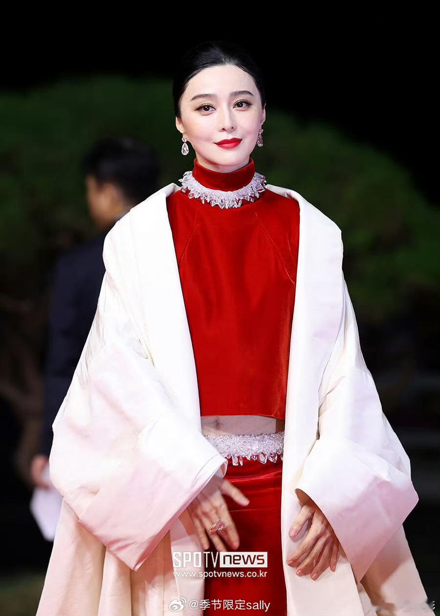 范冰冰亮相釜山国际电影节开幕式红毯开场，如何​​​