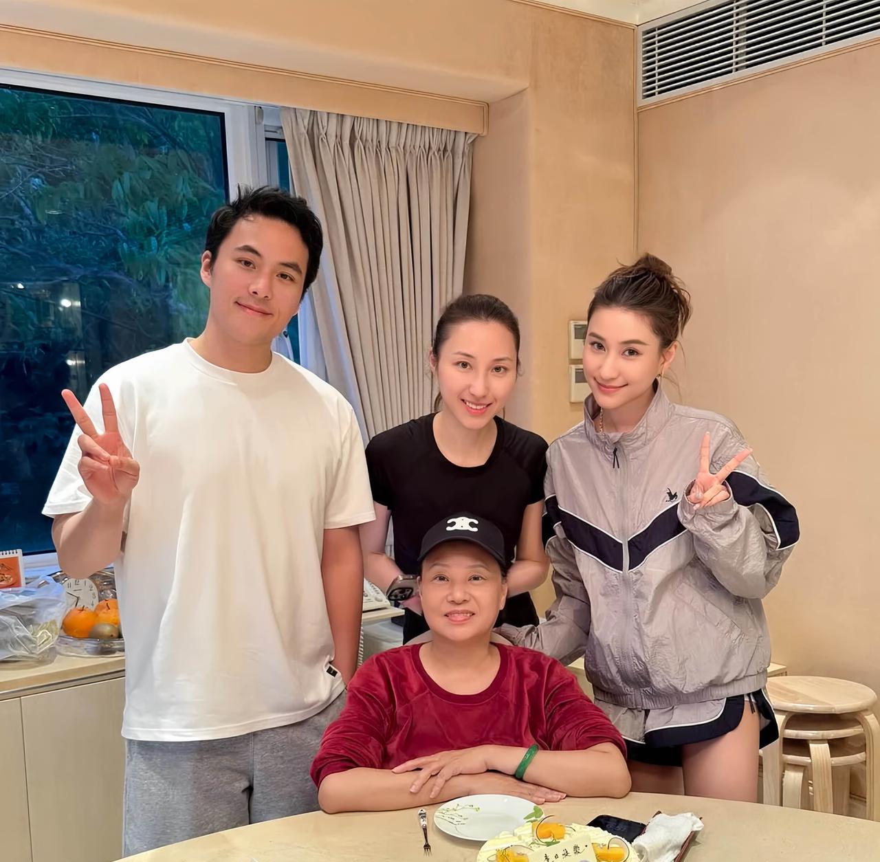 何超莲传婚变后和娘家人庆生，何超莲34岁生日全家福曝光。近日，何超莲、何猷启姐