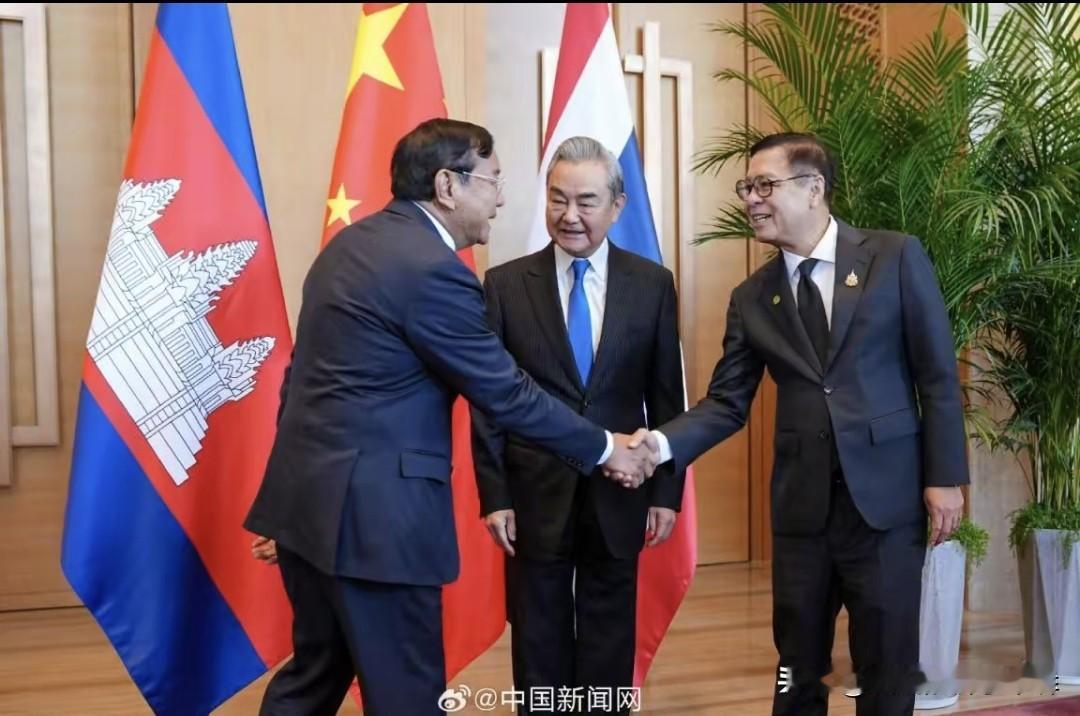 这就是中国份量，泰柬外长握手言和一张照片，在云南玉溪王毅外长站中间，泰柬俩外长