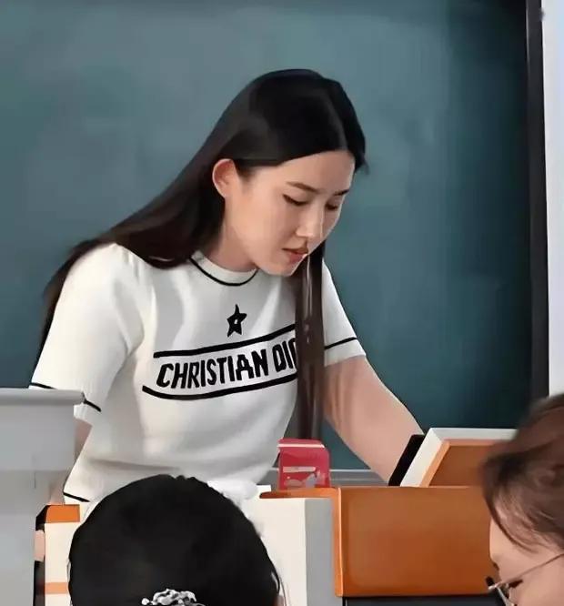 大学老师撞脸刘亦菲迅速爆火，生图曝光惊艳众人，网友：“才貌双全！”#容貌相似
