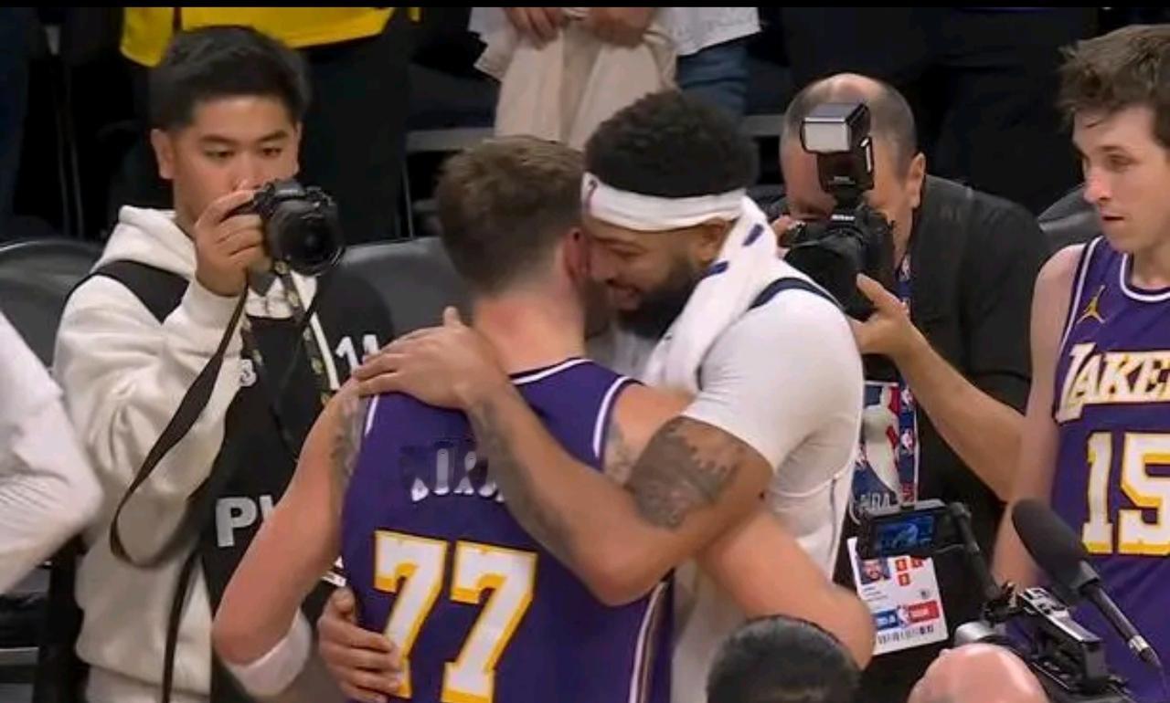 联盟就大结局了，内线艾顿浓眉，后卫东里，锋线老詹斯玛特拉拉，八寸文森特克内肯定在