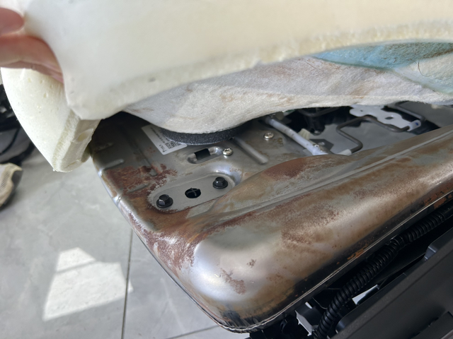 特斯拉MY座椅生锈在安装座椅通风时候发现座椅大面积生锈。预约了售后，要求到店检