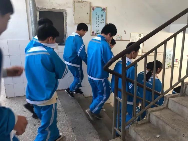 孩子在学校放学时被同班同学撞下楼梯，摔倒腿上！这位妈妈的处理方式堪称教科书级，直