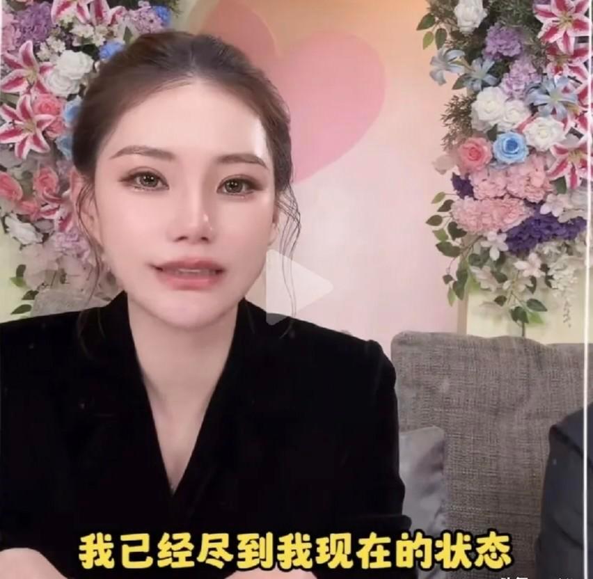 她没喊过一句“我为你付出”，却天天接送孩子上下学。不是亲妈，比亲妈还上心。妈