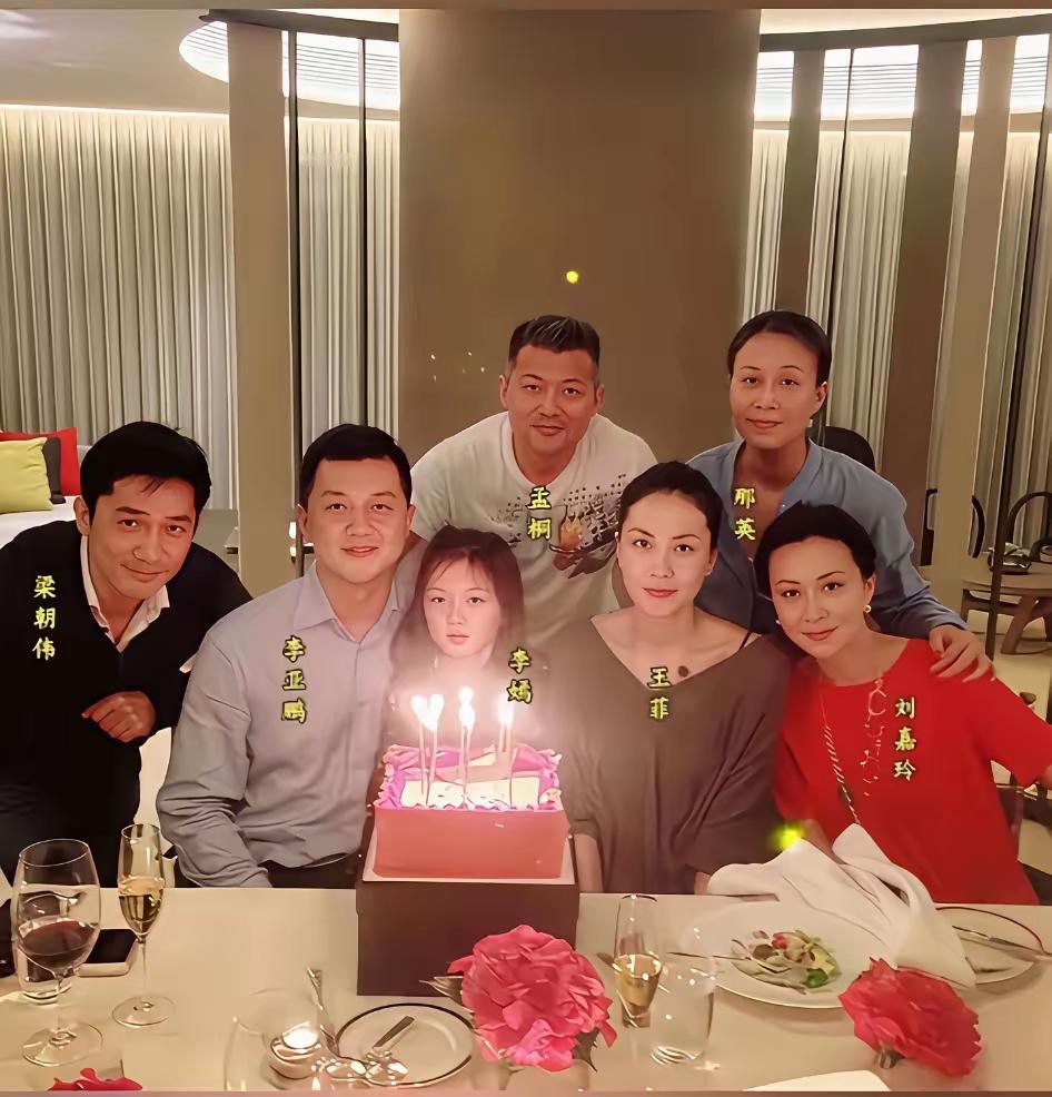 王菲离婚时把李嫣留给李亚鹏，这事儿多年来总被拿出来说，有人觉得她“狠心”，可细琢