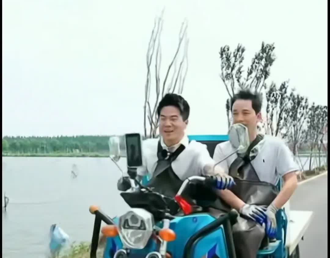 董宇辉这学习能力太牛了！小龙虾溯源直接开个三蹦子就开始遛弯了，还自封“中